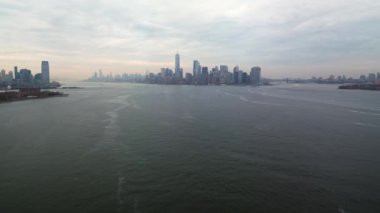Bulutlu bir günde güzel Manhattan şehrinin hava görüntüleri.