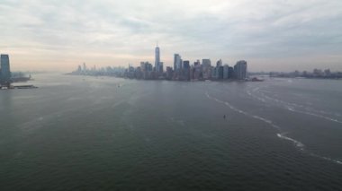 Bulutlu bir günde güzel Manhattan şehrinin hava görüntüleri.