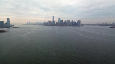Bulutlu bir günde güzel Manhattan şehrinin hava görüntüleri.