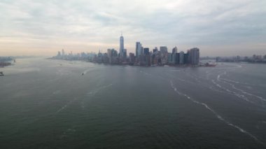 Bulutlu bir günde güzel Manhattan şehrinin hava görüntüleri.