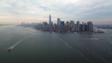 Bulutlu bir günde güzel Manhattan şehrinin hava görüntüleri.