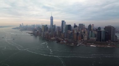 Bulutlu bir günde güzel Manhattan şehrinin hava görüntüleri.