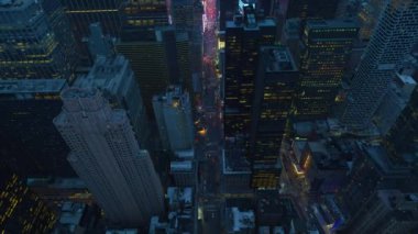 Geceleri güzel New York şehrinin hava görüntüleri.