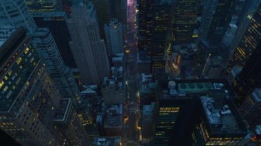 Geceleri güzel New York şehrinin hava görüntüleri.