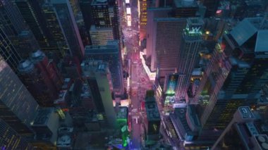Times Meydanı 'nın New York' taki gece çekilmiş görüntüleri.