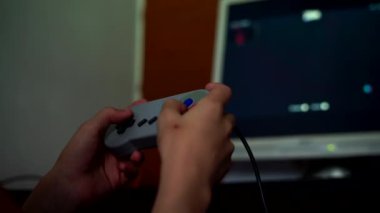 Oyun alanıyla oyun konsolu oynayan çocuğun kırpılmış görüntüleri