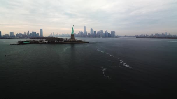 Luchtfoto Van Prachtige Manhattan Stad Bewolkte Dag — Stockvideo