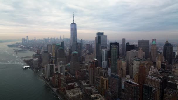 Riprese Aeree Della Bellissima Città Manhattan Nella Giornata Nuvolosa — Video Stock