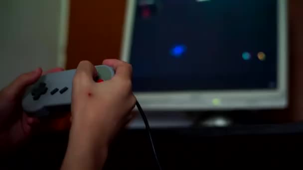 Oyun Alanıyla Oyun Konsolu Oynayan Çocuğun Kırpılmış Görüntüleri — Stok video