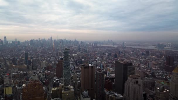 Luchtfoto Van Prachtige Manhattan Stad Bewolkte Dag — Stockvideo