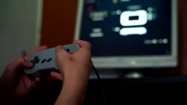 Περικοπή Βίντεο Του Παιδιού Που Παίζει Ρετρό Κονσόλα Παιχνιδιών Gamepad — Αρχείο Βίντεο