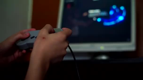 Filmato Ritagliato Bambino Che Gioca Console Gioco Retrò Con Gamepad — Video Stock