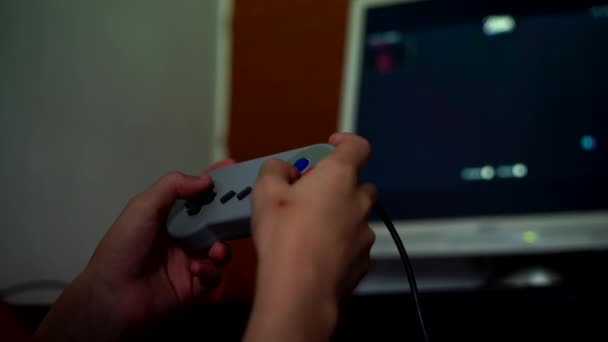 用游戏面板播放儿童复古游戏主机的剪接镜头 — 图库视频影像