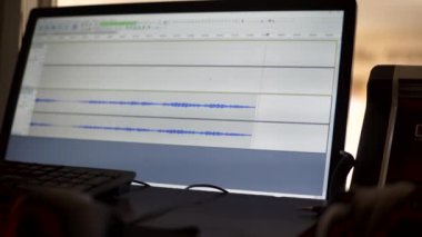 Modern DJ 'in müzik stüdyosundaki yakın çekim görüntüleri.