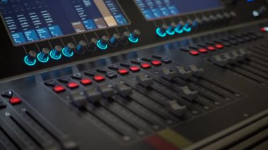 Modern DJ 'in müzik stüdyosundaki yakın çekim görüntüleri.