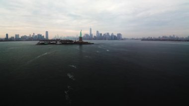 Bulutlu bir günde güzel Manhattan şehrinin hava görüntüleri.