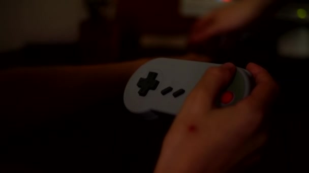 Imagens Recortadas Criança Jogando Console Jogos Retro Com Gamepad — Vídeo de Stock