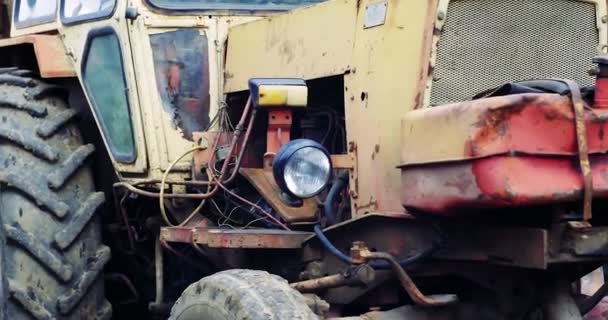 Zavřít Pohled Starý Opuštěný Traktor — Stock video