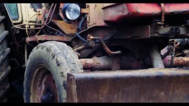 Eski terk edilmiş traktörün yakın görüntüsü