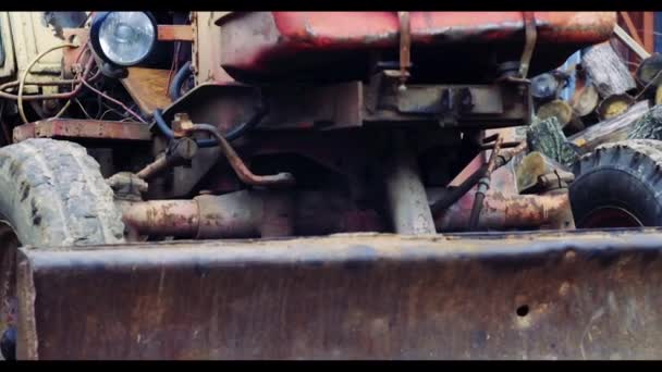 Zavřít Pohled Starý Opuštěný Traktor — Stock video