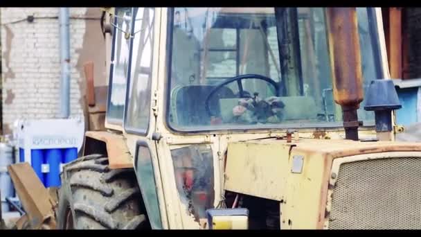 Vista Cercana Del Viejo Tractor Abandonado — Vídeo de stock