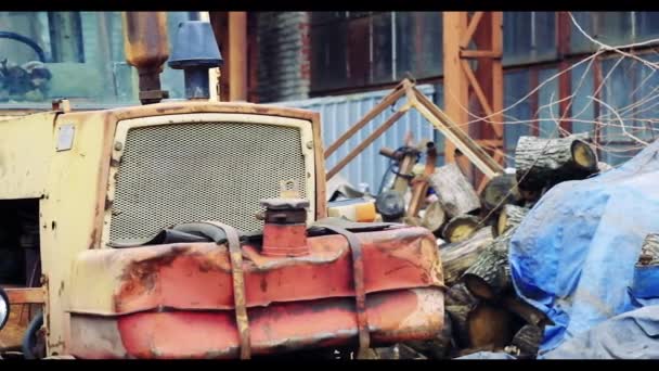 Vista Cercana Del Viejo Tractor Abandonado — Vídeo de stock