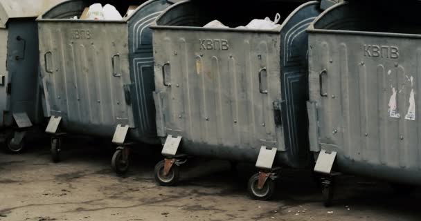 房屋附近的垃圾箱 污染概念 — 图库视频影像
