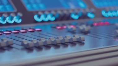 Modern DJ 'in müzik stüdyosundaki yakın çekim görüntüleri.