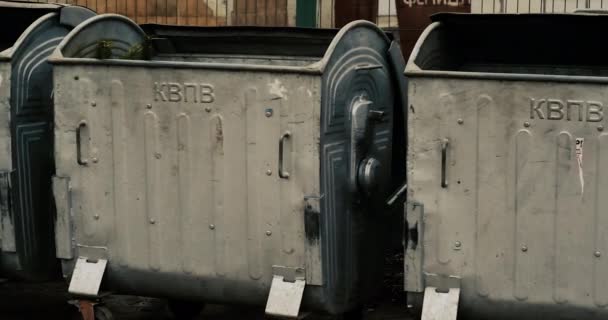 家の近くのゴミ箱 汚染の概念 — ストック動画