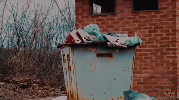 Lixeira Com Lixo Espalhado Chão Conceito Poluição — Vídeo de Stock