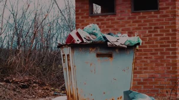 Papelera Con Basura Dispersa Suelo Concepto Contaminación — Vídeo de stock