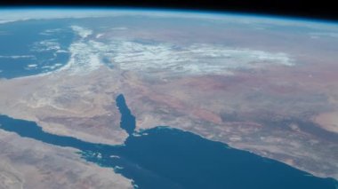 Uydudan Dünya 'ya bakıyorum.