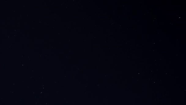 Mirando Cielo Negro Nocturno Con Pequeñas Estrellas Blancas — Vídeo de stock
