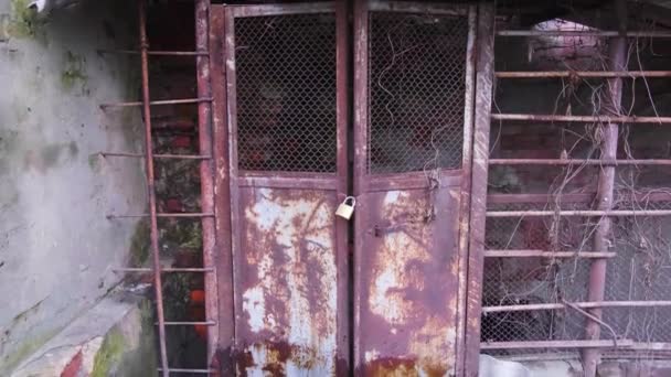 Вход Старое Заброшенное Здание Железные Ржавые Двери — стоковое видео