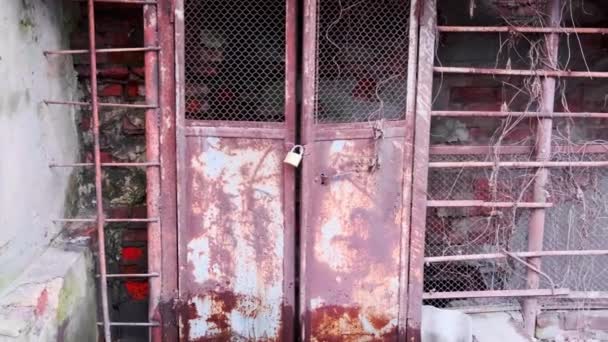 Entrada Para Edifício Abandonado Velho Arruinado Ferro Velhas Portas Enferrujadas — Vídeo de Stock