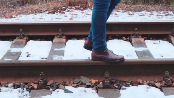 Imagens Close Homem Andando Sobre Trilhos Inverno — Vídeo de Stock