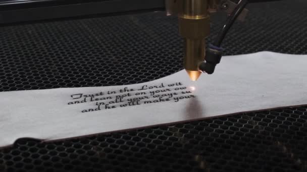 Крупный План Лазерной Машины Гравировкой Священной Библейской Цитаты Кожаном Листе — стоковое видео