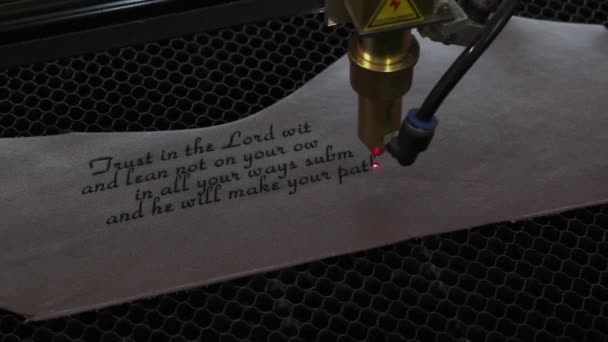 Close Beelden Van Lasermachine Graveren Heilige Bijbel Citaat Lederen Blad — Stockvideo
