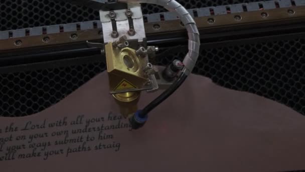 Lazer Makinesinin Yakın Çekim Görüntüleri Deri Kağıda Kutsal Ncil Den — Stok video