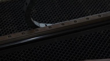 Lazer oyma makinesinin yakın çekim görüntüleri.