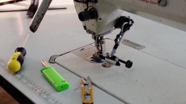 Üretim Üzerine Profesyonel Dikiş Makinesi 'nin yakın çekim görüntüleri