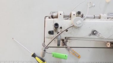 Üretim Üzerine Profesyonel Dikiş Makinesi 'nin yakın çekim görüntüleri