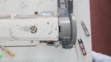 Üretim Üzerine Profesyonel Dikiş Makinesi 'nin yakın çekim görüntüleri