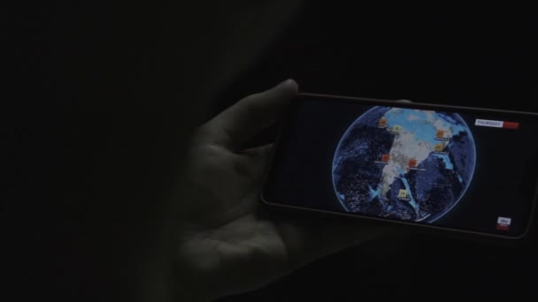 Close Homem Segurando Smartphone Com Modelo Globo Terrestre — Vídeo de Stock