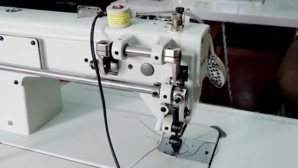 Крупным Планом Кадры Профессиональной Швейной Машины Производстве — стоковое видео