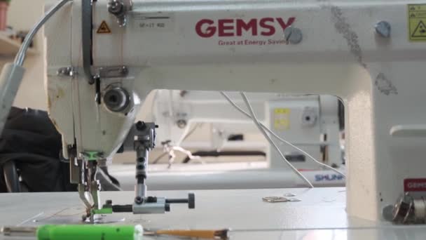 Close Beelden Van Professionele Naaimachine Fabricage — Stockvideo