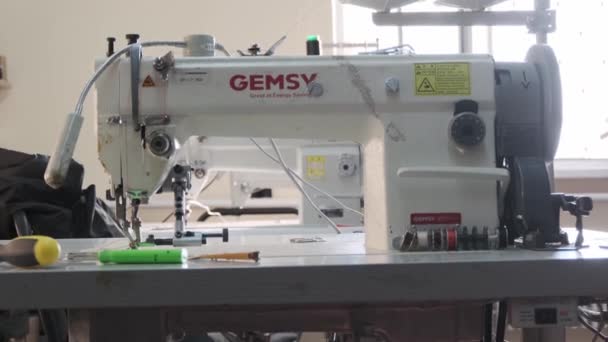 Крупным Планом Кадры Профессиональной Швейной Машины Производстве — стоковое видео
