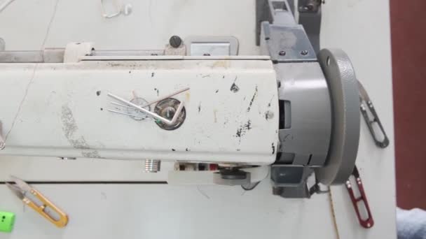 Close Beelden Van Professionele Naaimachine Fabricage — Stockvideo