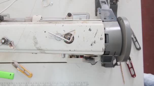 Detailní Záběry Profesionálního Šicího Stroje Výrobu — Stock video