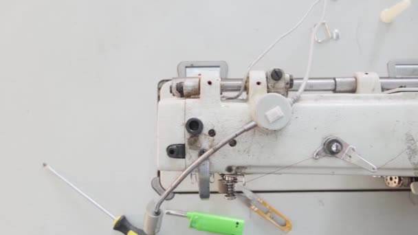 Close Πλάνα Της Επαγγελματικής Ραπτικής Μηχανής Για Την Κατασκευή — Αρχείο Βίντεο